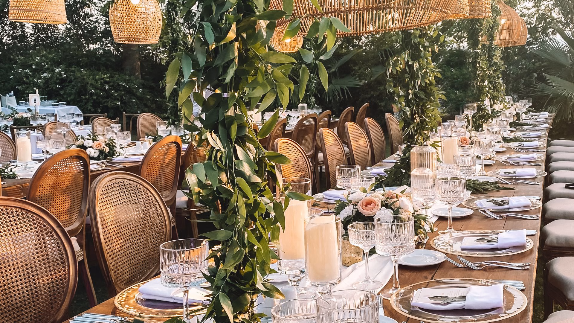 Lange Tafel unter Blumen