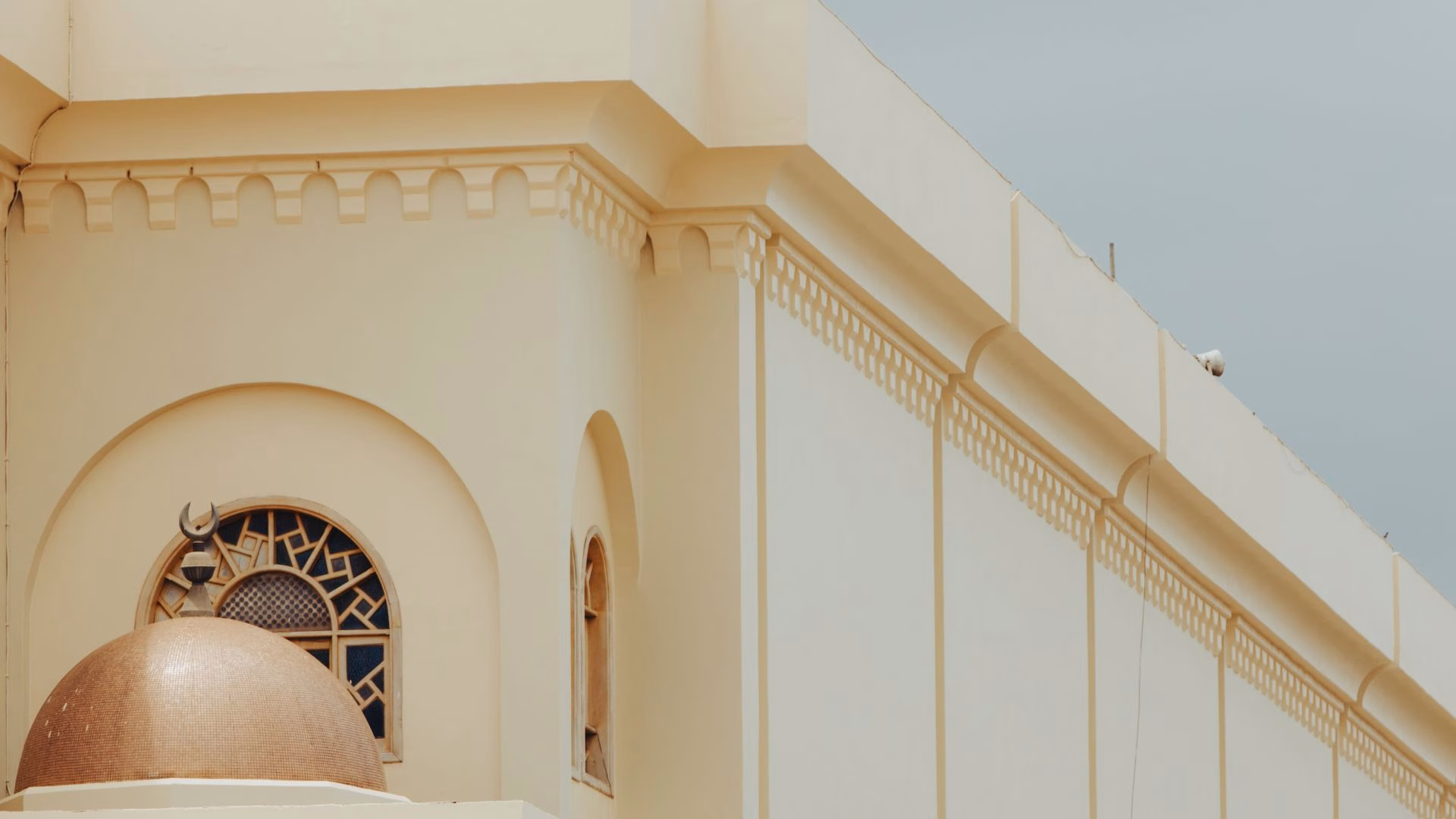 Helle Fassade eines historischen Hauses