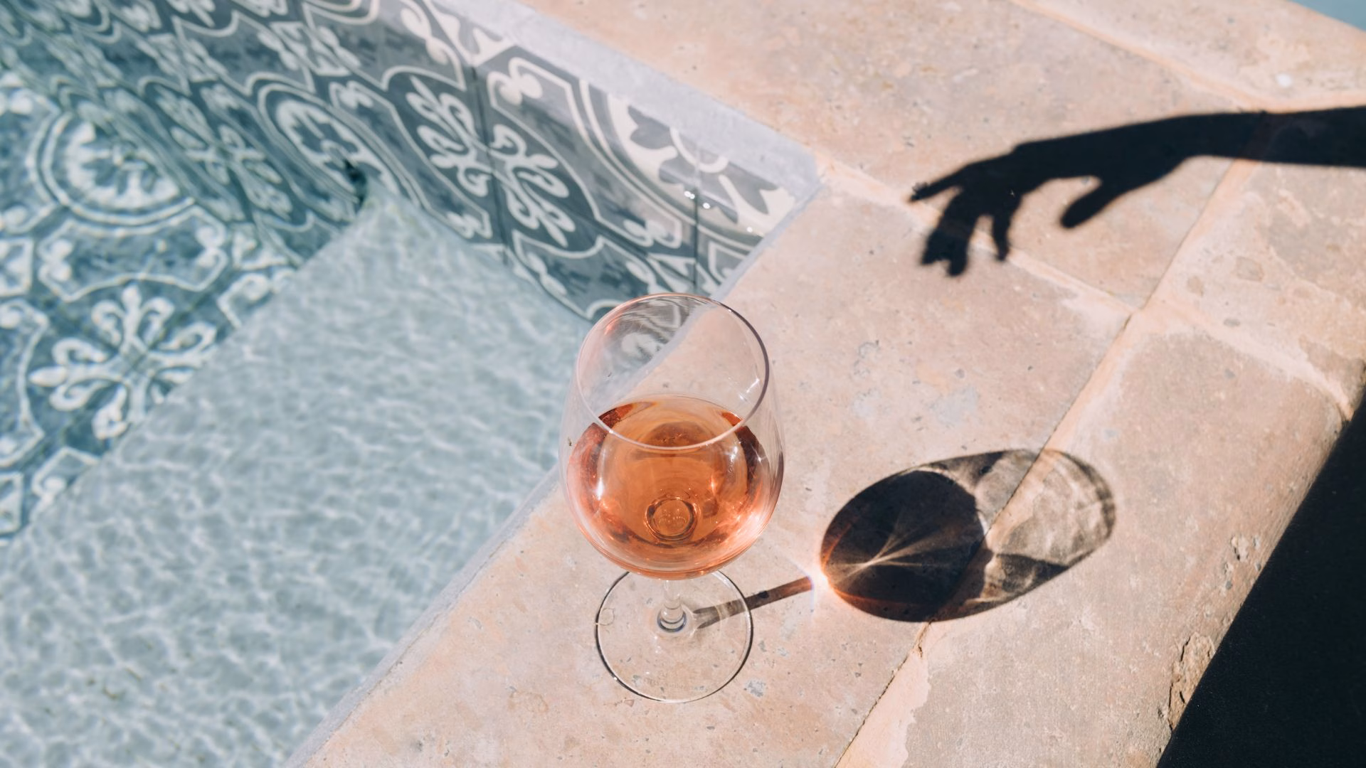 Rosé am Beckenrand
